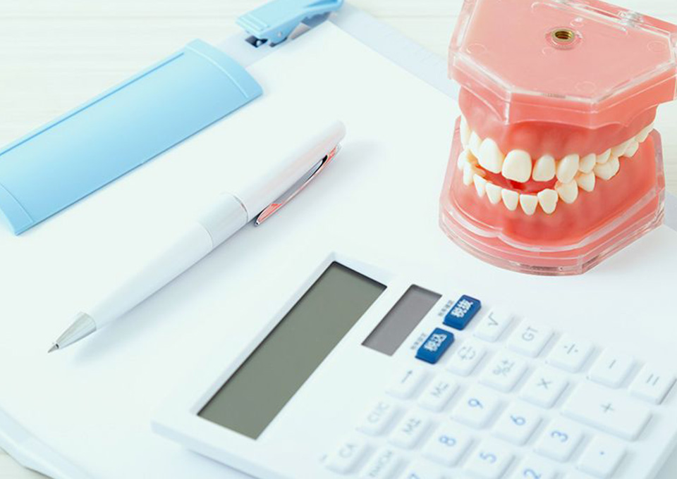 インプラントは自由診療です